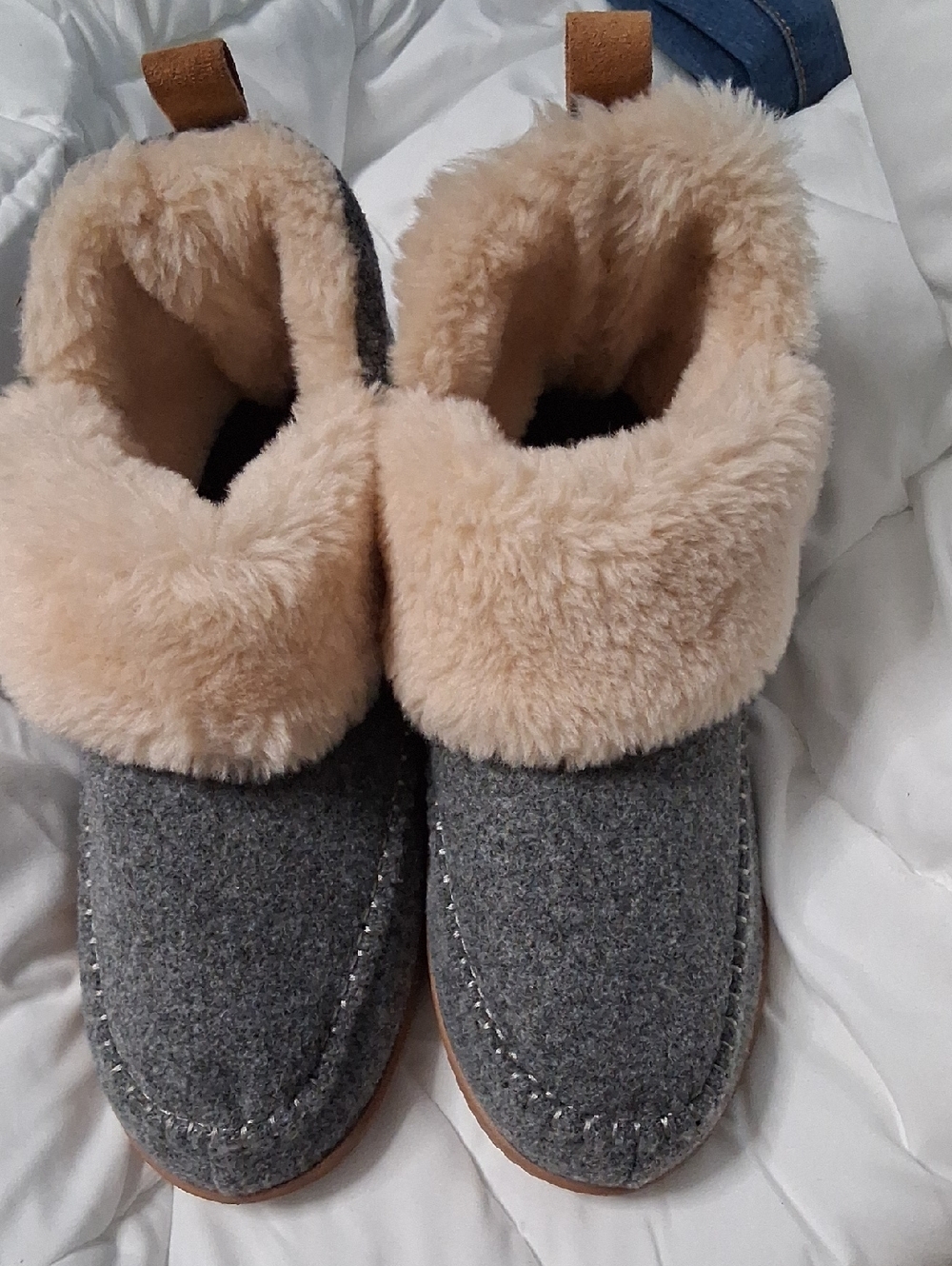 dearfoams Black Insole Cozy Slipper with Cream Plush Lining